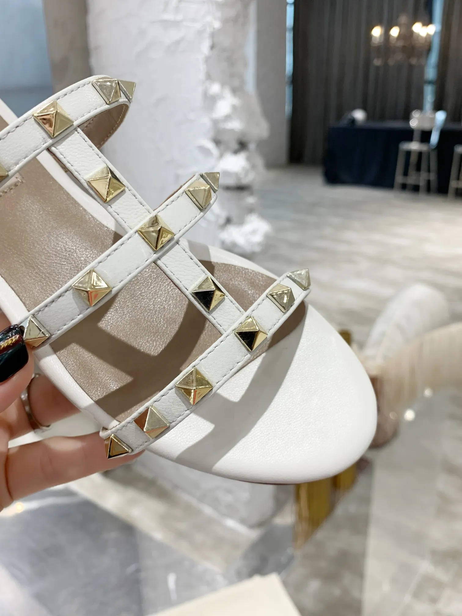 👟👟Ex-factory price👟👟Ex-factory price 380👟👟 Women's shoes Women's clothing Valentino studded classic sandals ✔️Mixed-breed sheepskin upper ✔️Mixed-breed sheepskin lining and foot pads ✔️Italian cowhide outsole with clear texture consistent with the counter ✔️Code number 35-40 (34, 41, can be customized and will not be returned or exchanged)